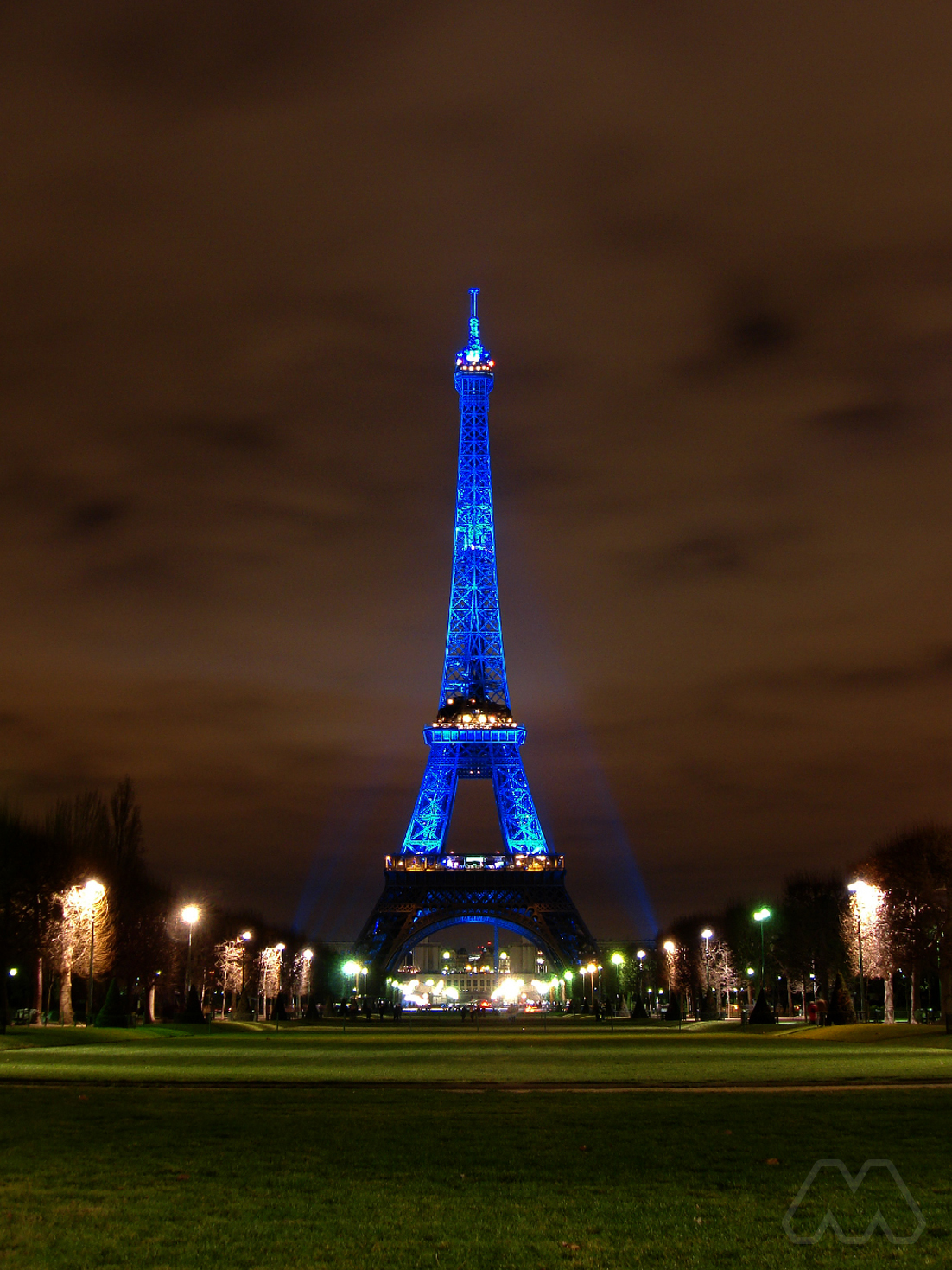 Torre Eiffel illuminata di blu